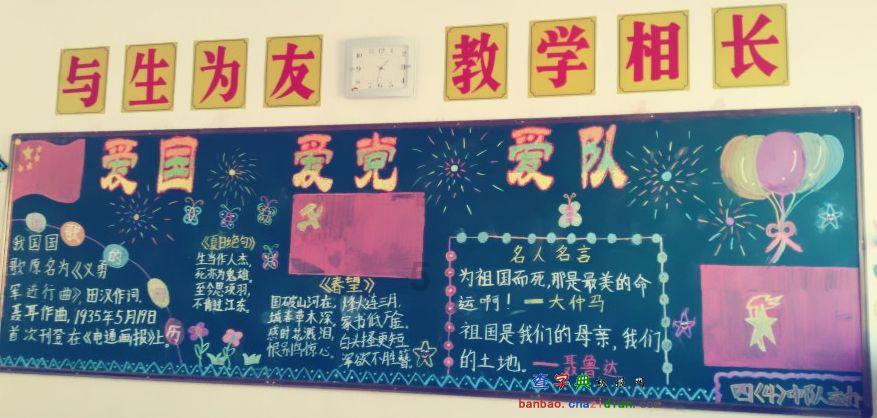 回家过年的金毛,趁主人不注意偷扒灶台里的红薯,搞得灰头灰脸的